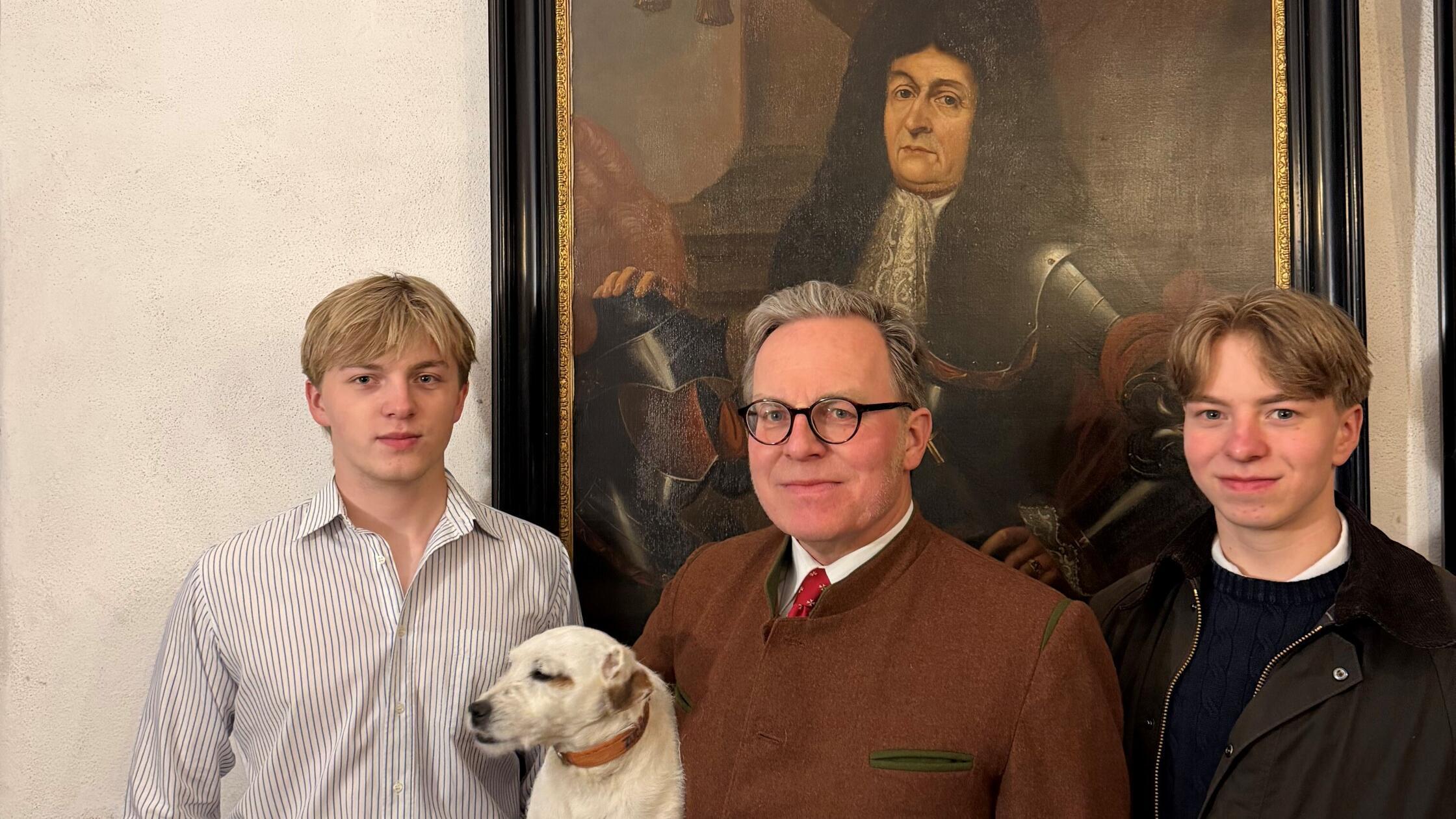 Der Schlossherr Heinrich von Pölnitz mit Terrier "