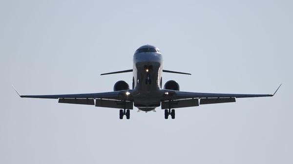 ARCHIV - 17.09.2020, Sachsen, Dresden: Ein Flugzeu