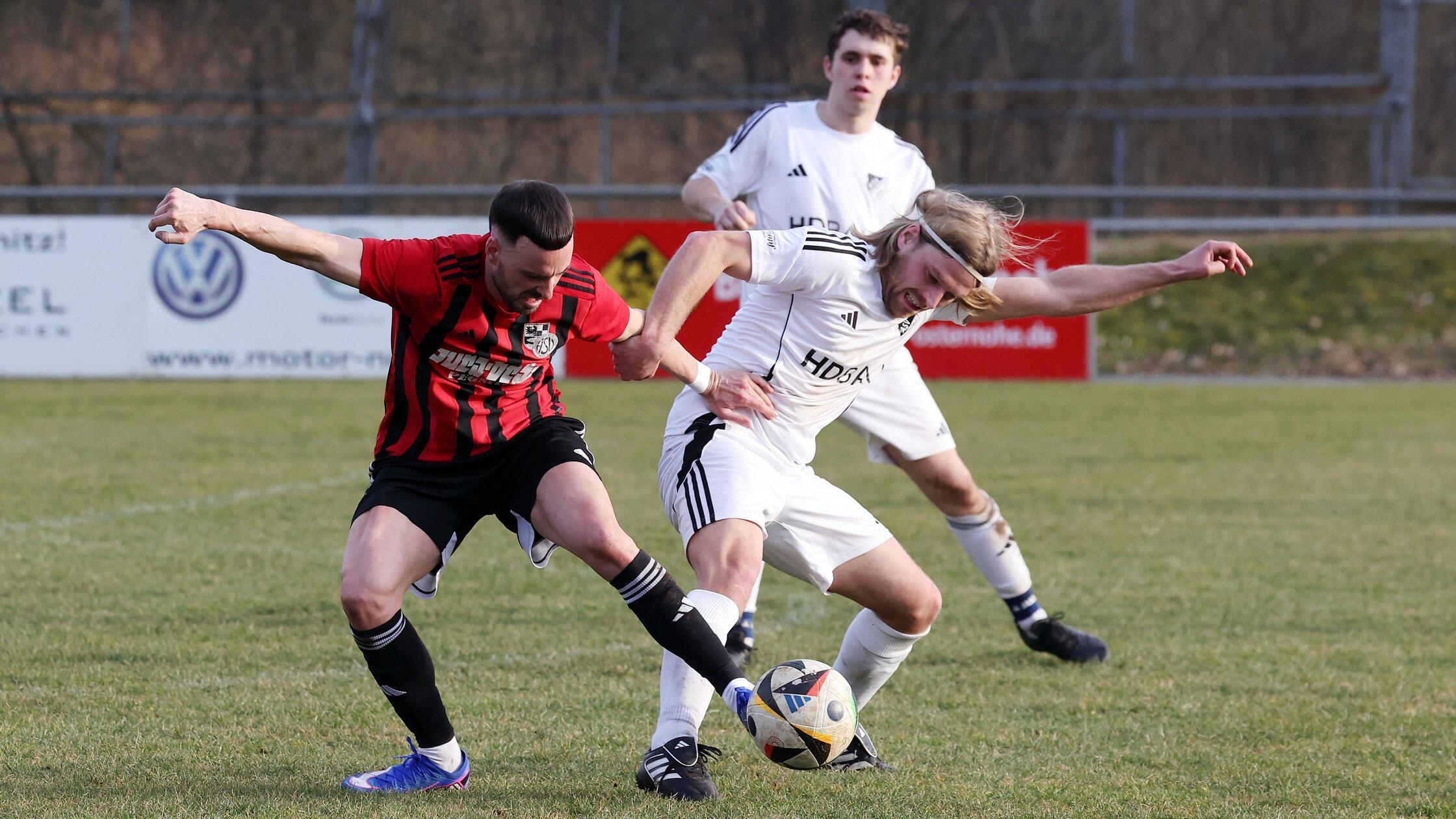 Yannik Podgur links im Zweikampf mit dem Michelfel