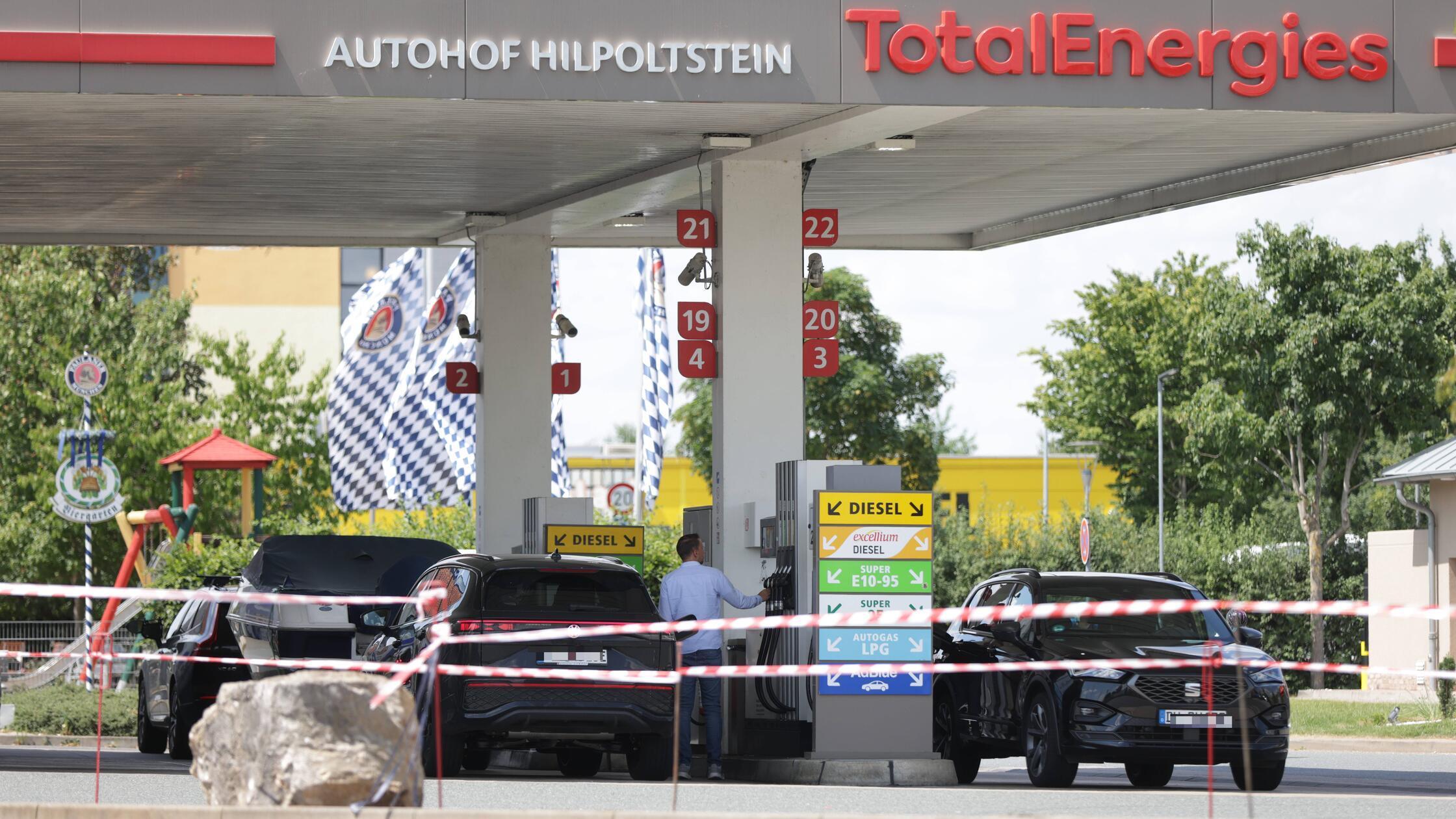 Ein weißer BMW der mit der Front in den rückwärtig