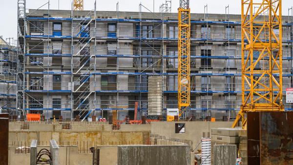 Auf einer Baustelle für sozialen Wohnungsbau stehe