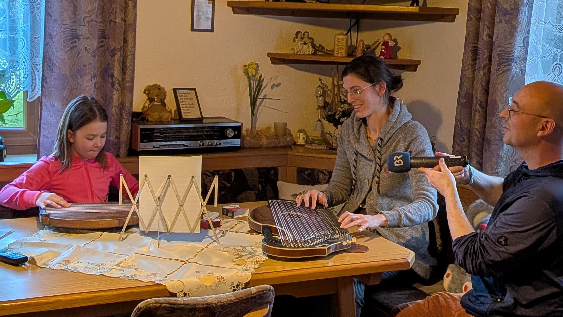 Marina Rischan gibt Thea Zitherunterricht und betr