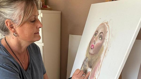 Die Künstlerin Nicole Danhof bei der Arbeit.