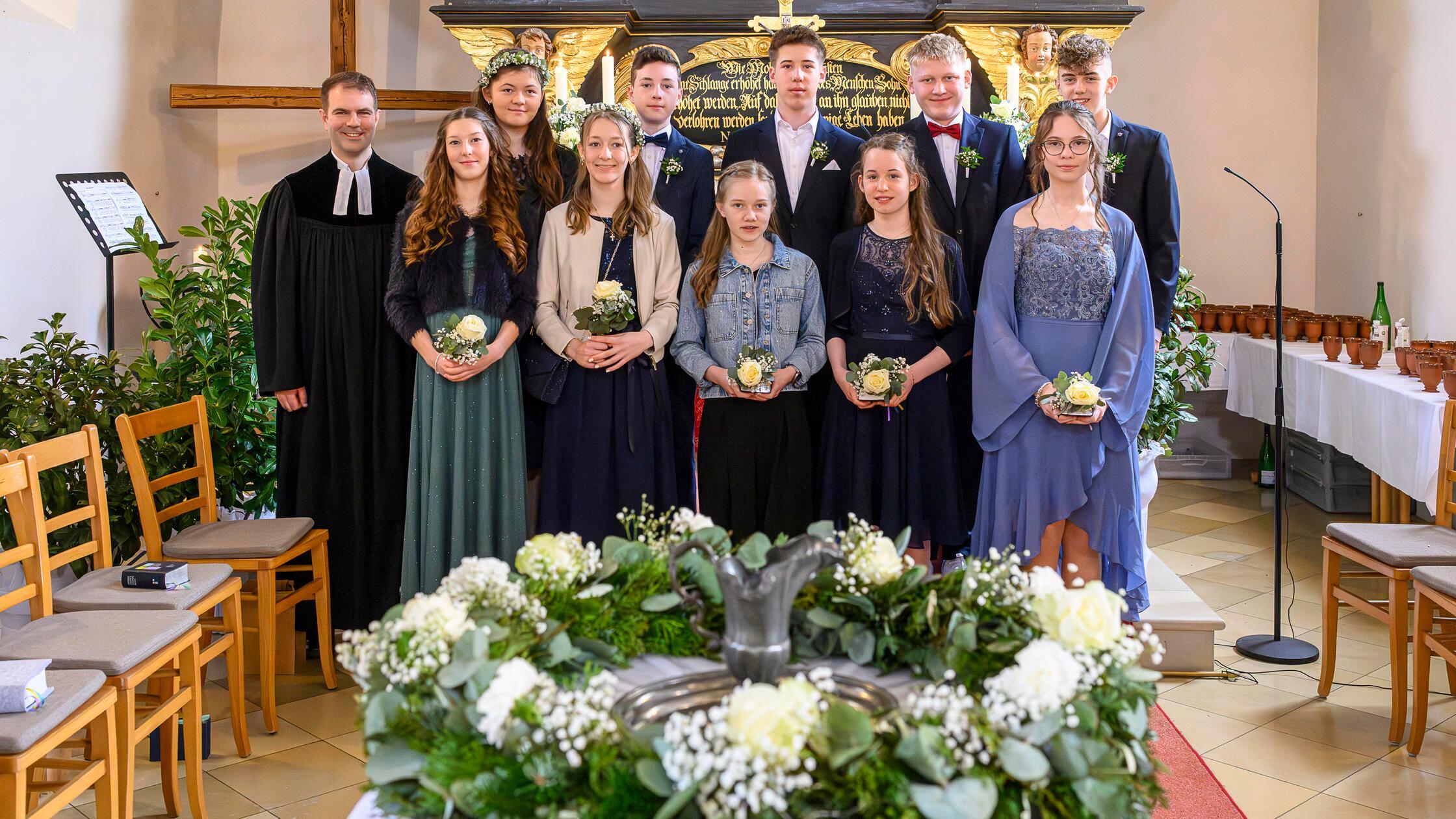 Sechs Mädchen und vier Jungen feierten am Palmsonntag in der Offenhausener St. Nikolauskirche ihre Konfirmation.