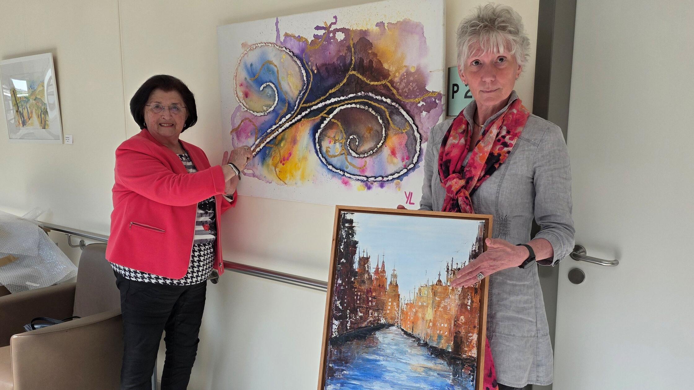 Yvette Löhrl (links) zeigt ihr Lieblingsaquarell u