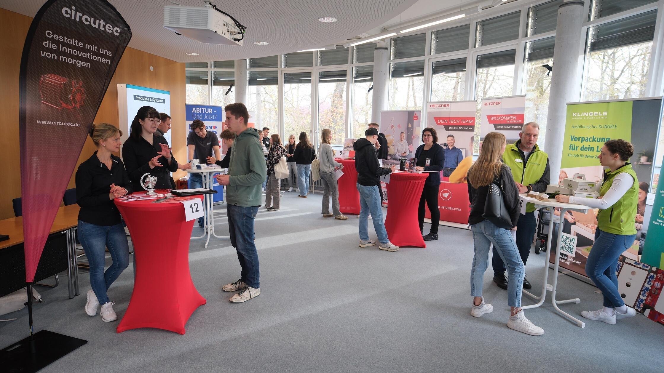 Je 14 Bewerbungsgespräche in 90 Minuten – die führ