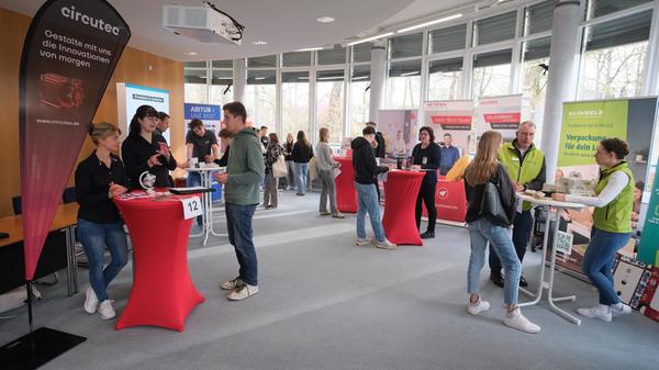 Je 14 Bewerbungsgespräche in 90 Minuten – die führ