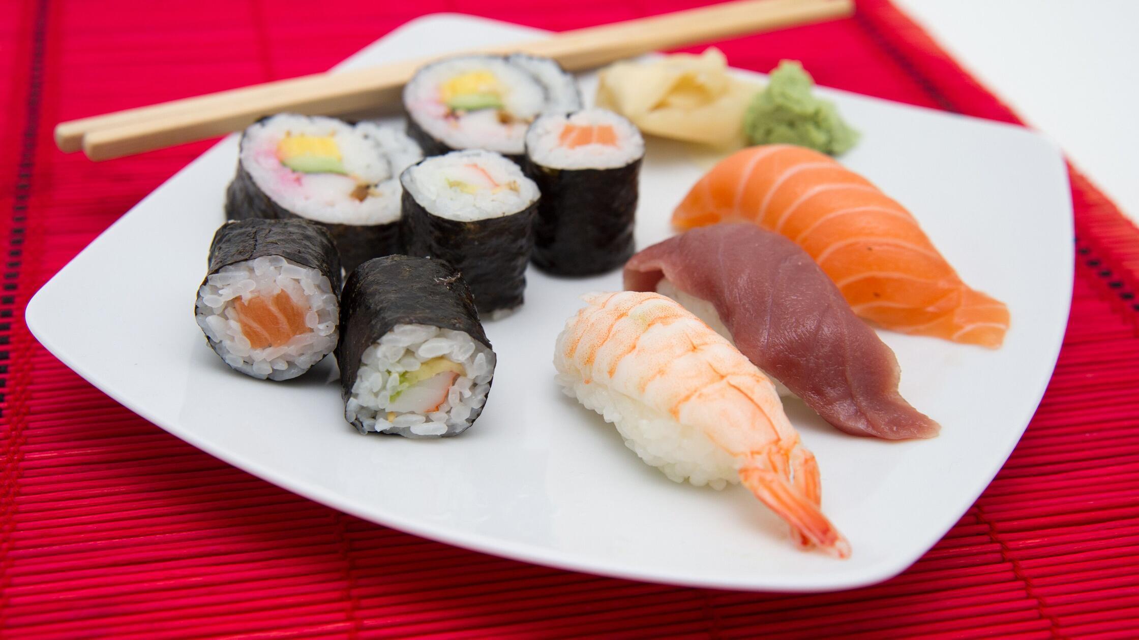Verschiedene Sushisorten auf einem Teller3673.jpg