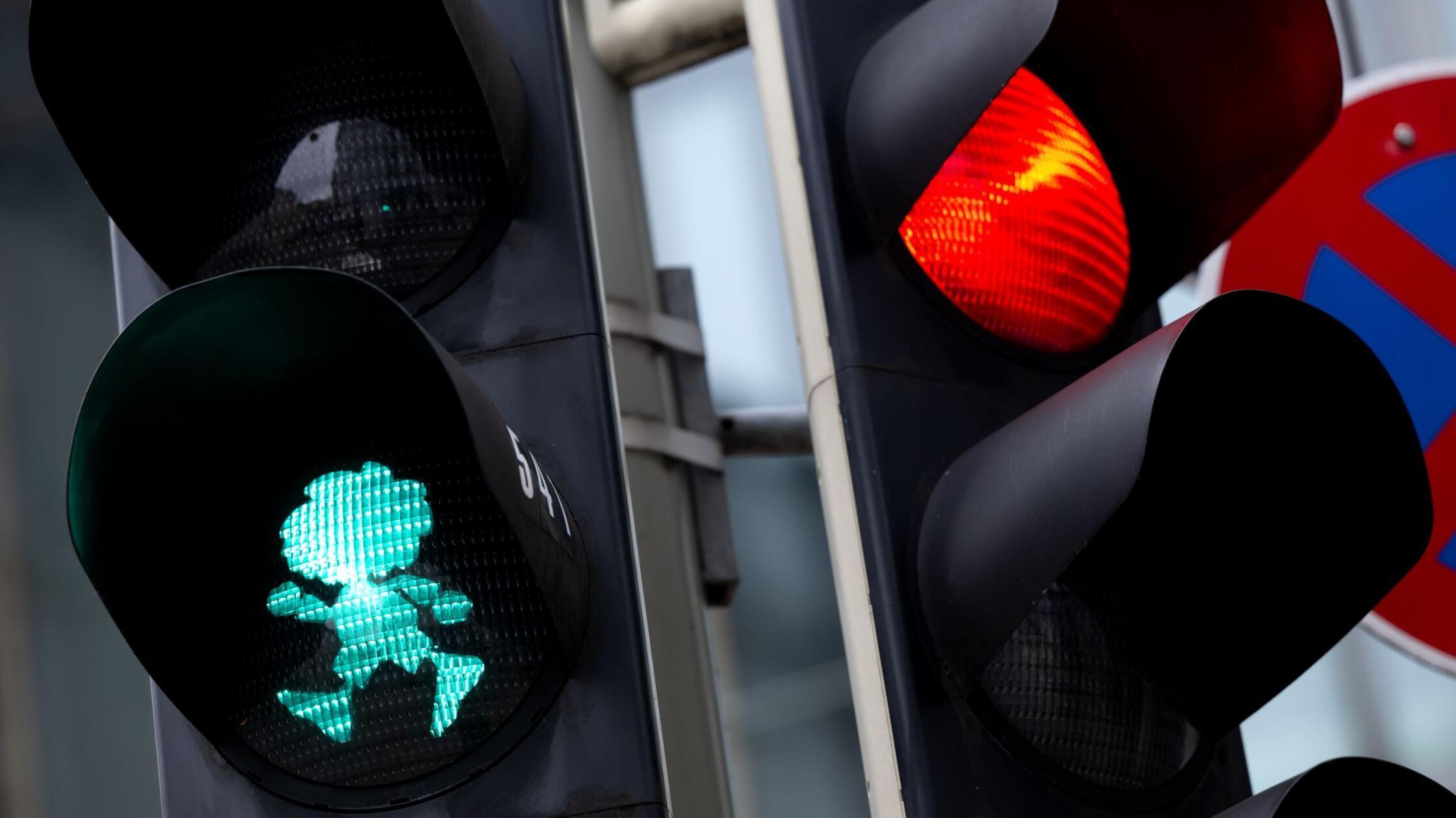 Ein Ampel-Männchen in Form von Pumuckl leuchtet be