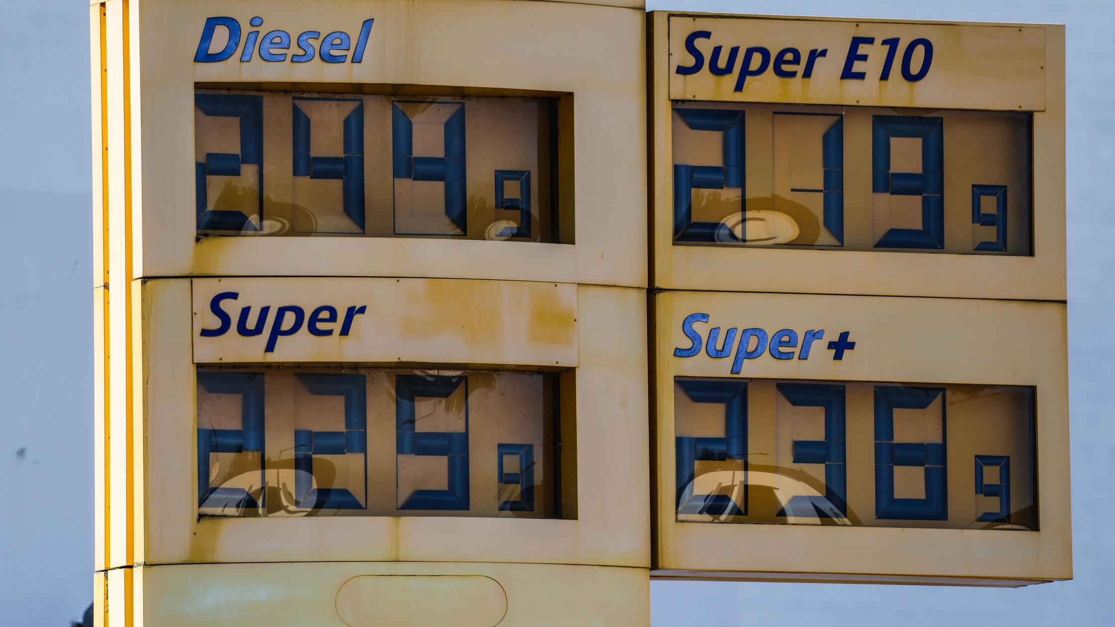 An einer Tankstelle sind die Preise für verschiede