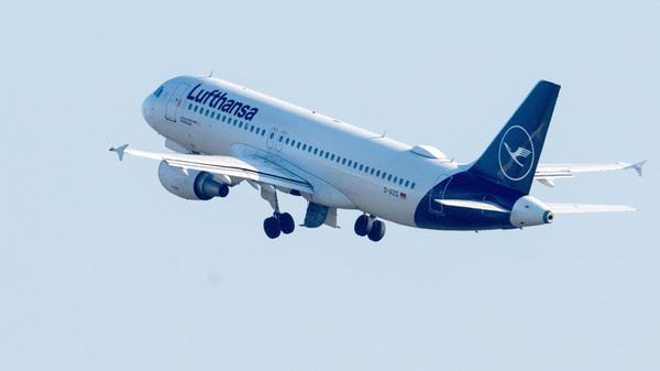 Ein Airbus A320-200 der Deutschen Lufthansa starte