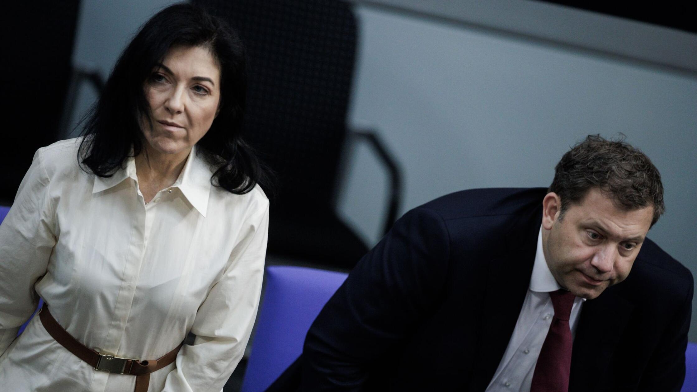 Katherina Reiche (CDU, l), Bundesministerin für Wi