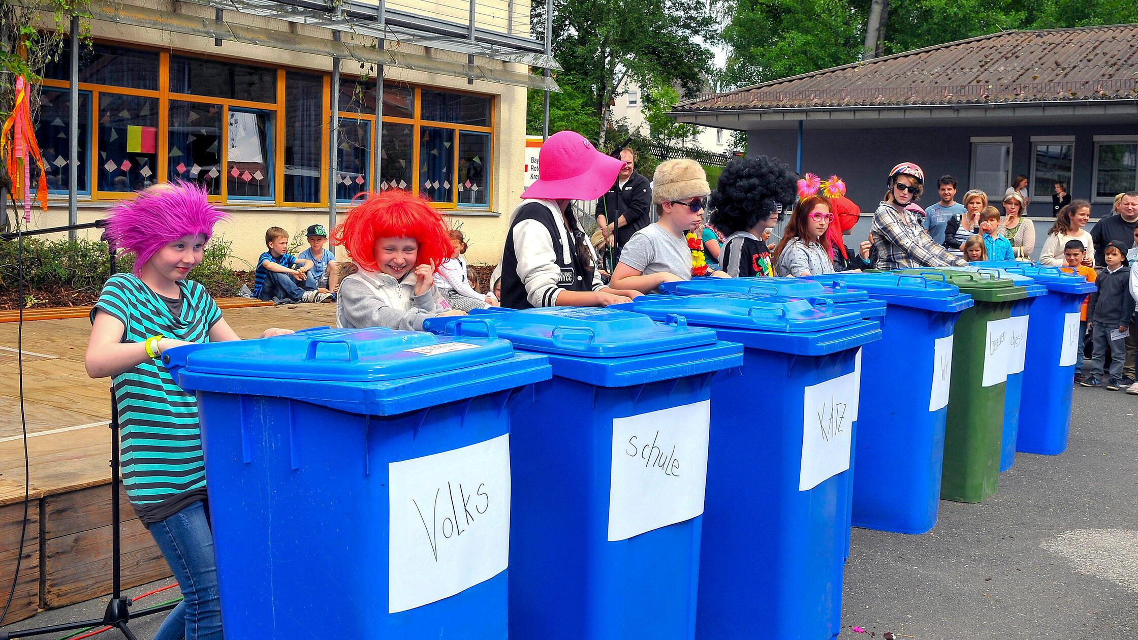 Foto zeigt eine lustige Vorführung beim Schuljubil
