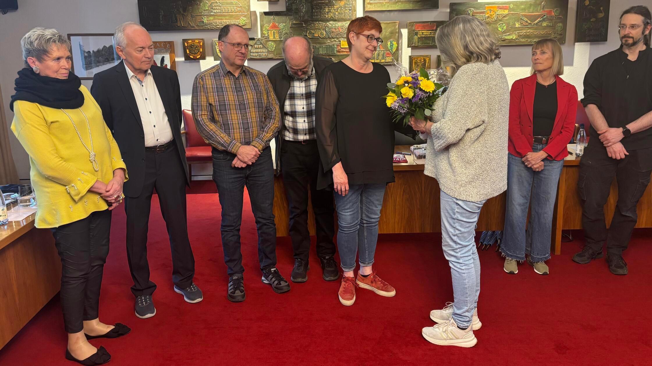 Jutta Ries überreicht Bürgermeisterin Eva Ehrhardt