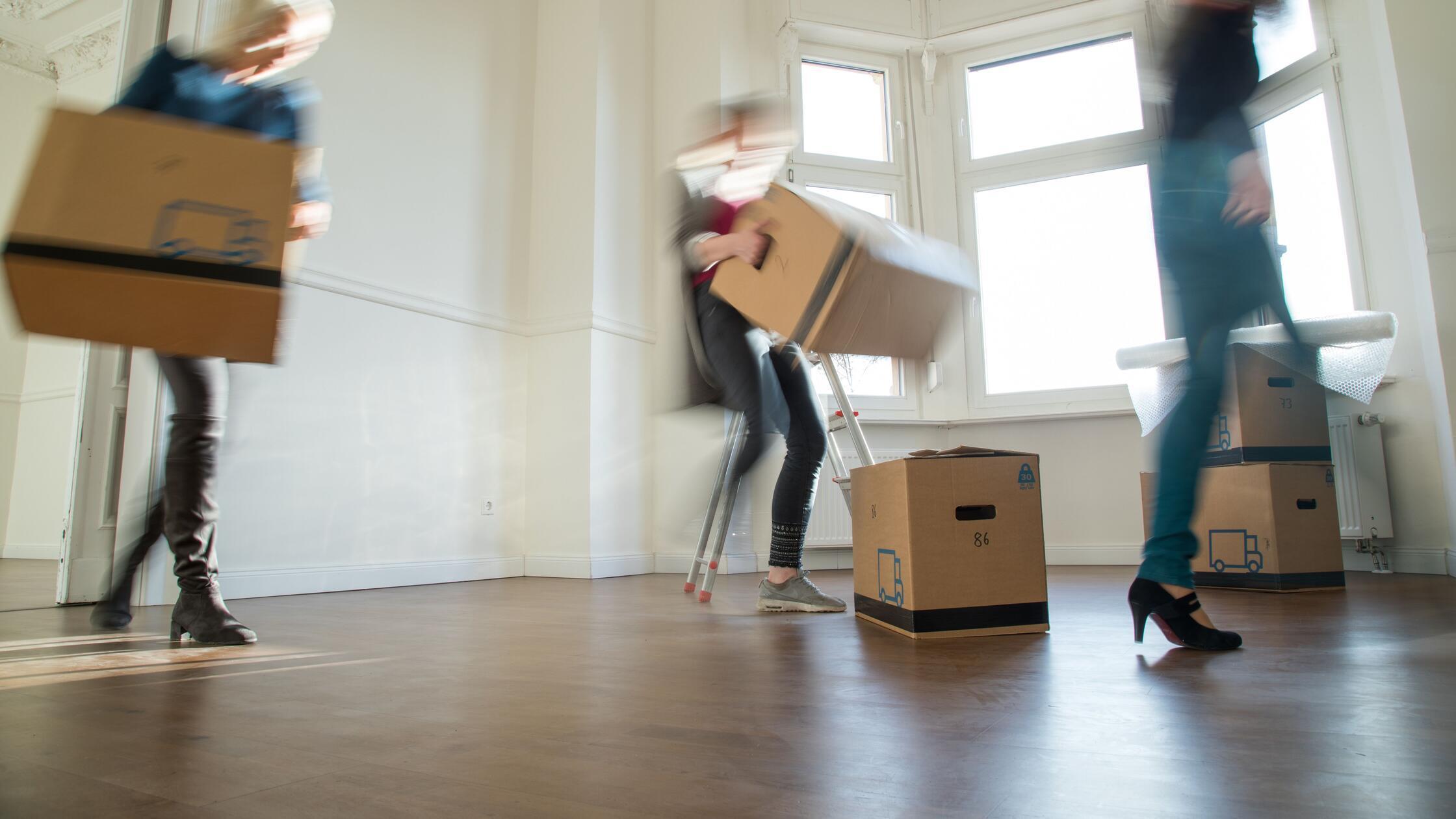 Drei Frauen tragen Umzugskartons5469.jpg