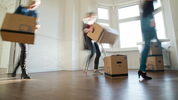 Drei Frauen tragen Umzugskartons5469.jpg