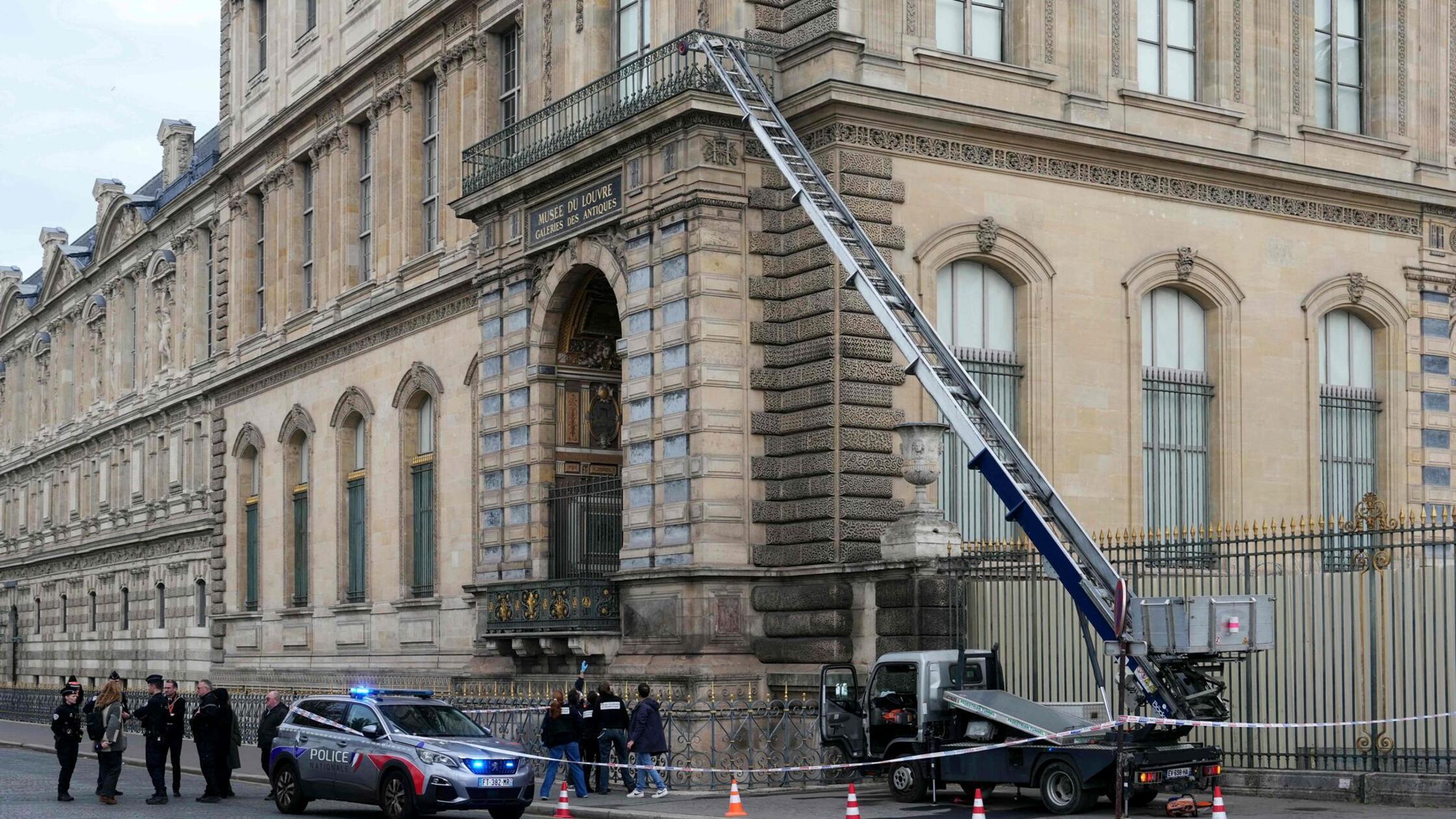 Polizisten stehen neben einem Möbelaufzug, mit dem