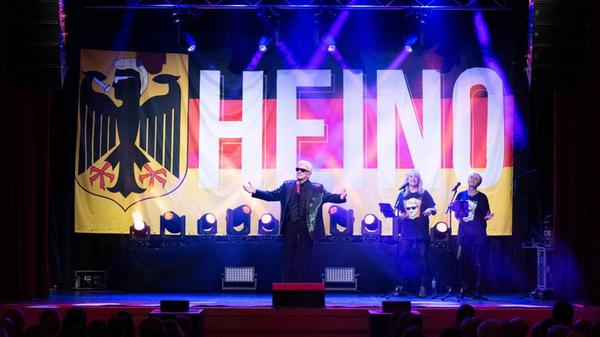 Schlager- und Volksmusikstar Heino steht während e