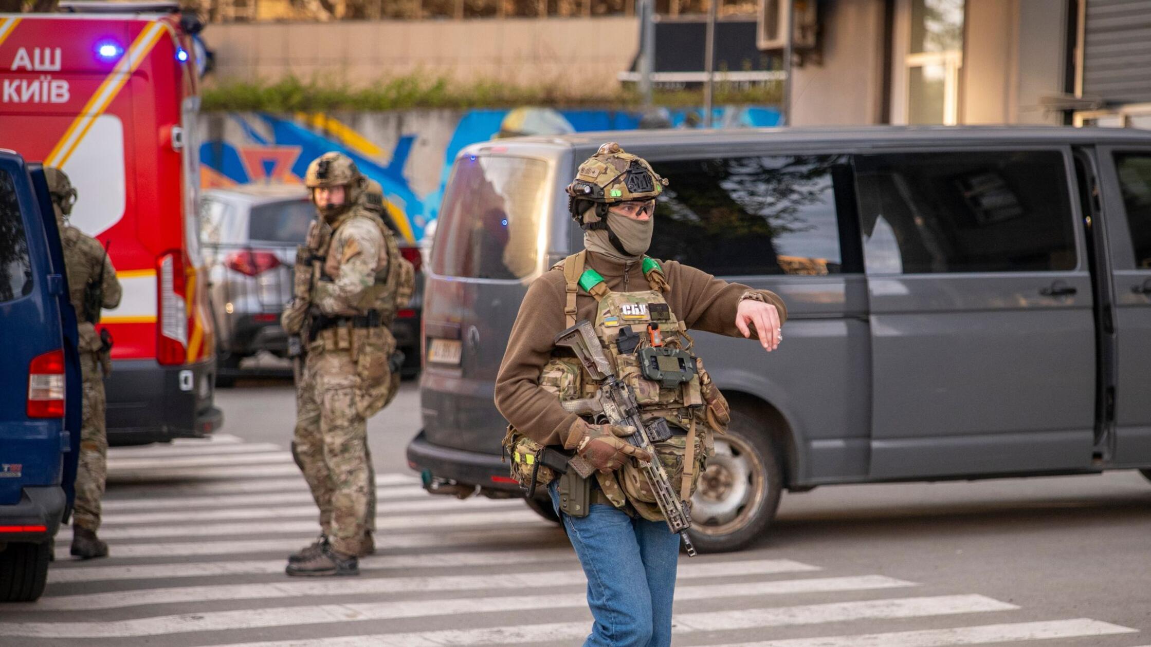 WIEDERHOLUNG MIT ENGEREM BILDAUSSCHNITT - Polizeib