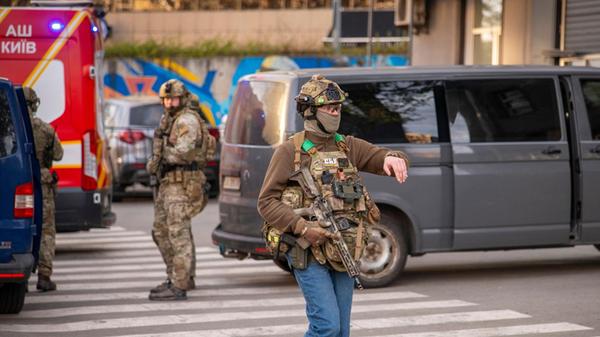 WIEDERHOLUNG MIT ENGEREM BILDAUSSCHNITT - Polizeib