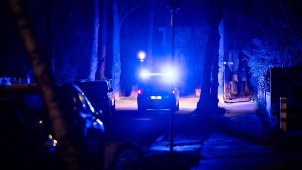 Ein Polizeifahrzeug fährt während eines Stromausfa