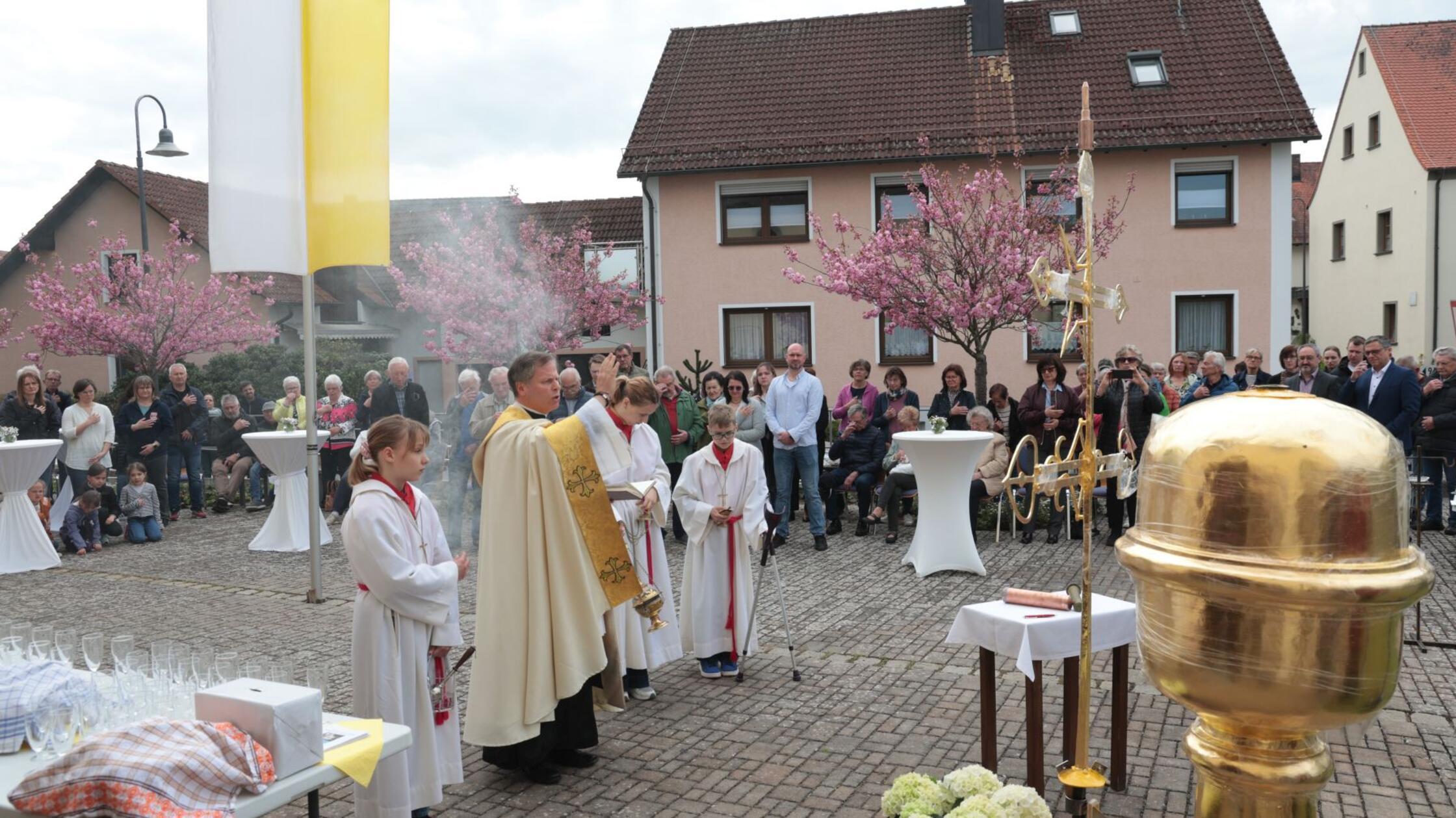Das vergoldete Kreuz und die Kugel werden von Pfar