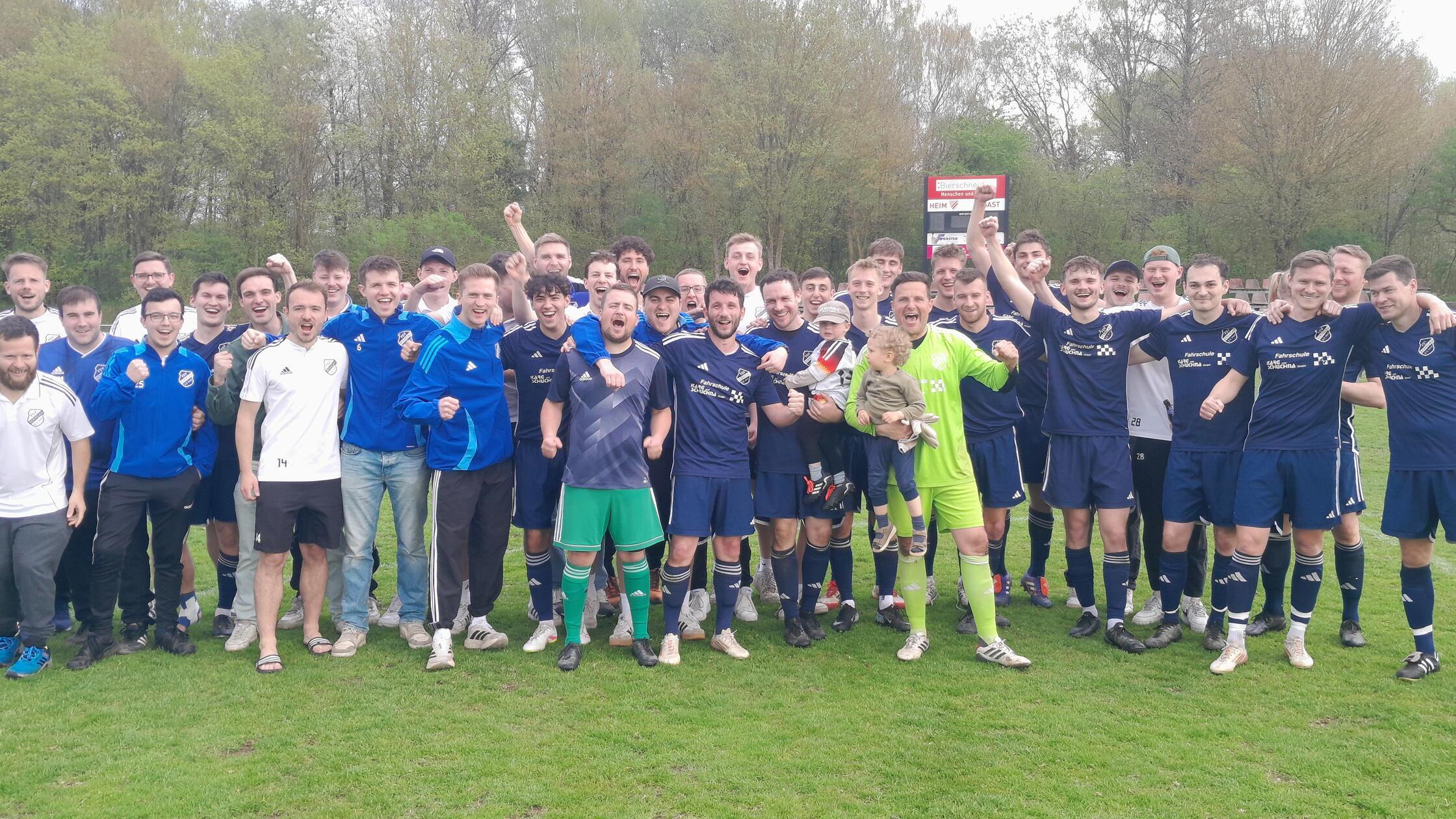Erste und zweite Mannschaft des FSV Berngau können