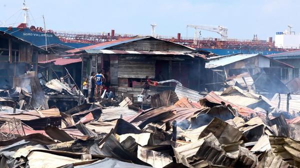 Trümmer liegen nach einem Brand in einem Küstendor