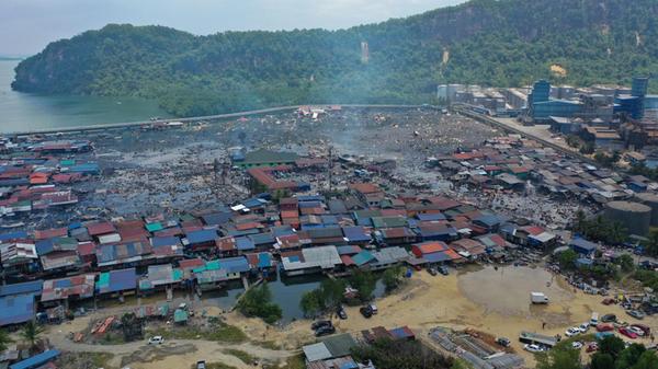 Abgebrannte Häuser sind Brand in einem Küstendorf