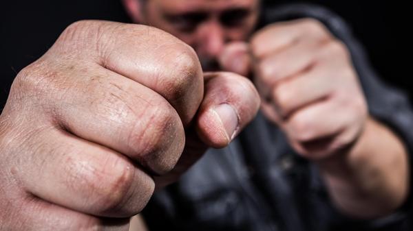 ein Mann schlägt brutal mit den Fäusten