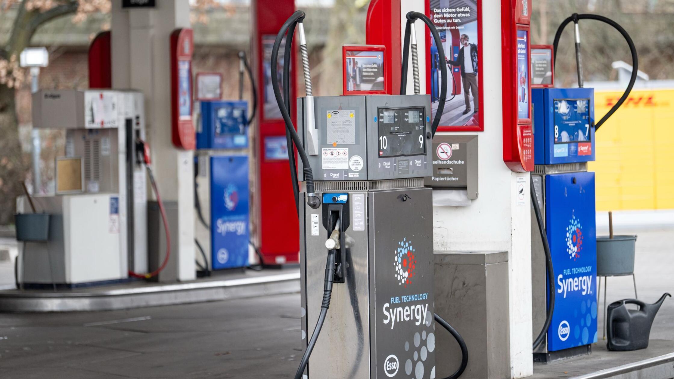 Eine Zapfsäule steht bei einer Tankstelle in Berli