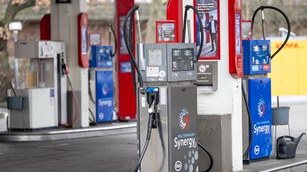 Eine Zapfsäule steht bei einer Tankstelle in Berli