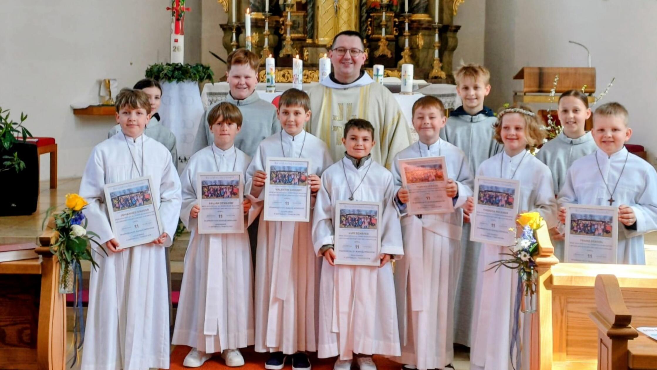 Zusammen mit Stadtpfarrer Pater Bartimäus haben di