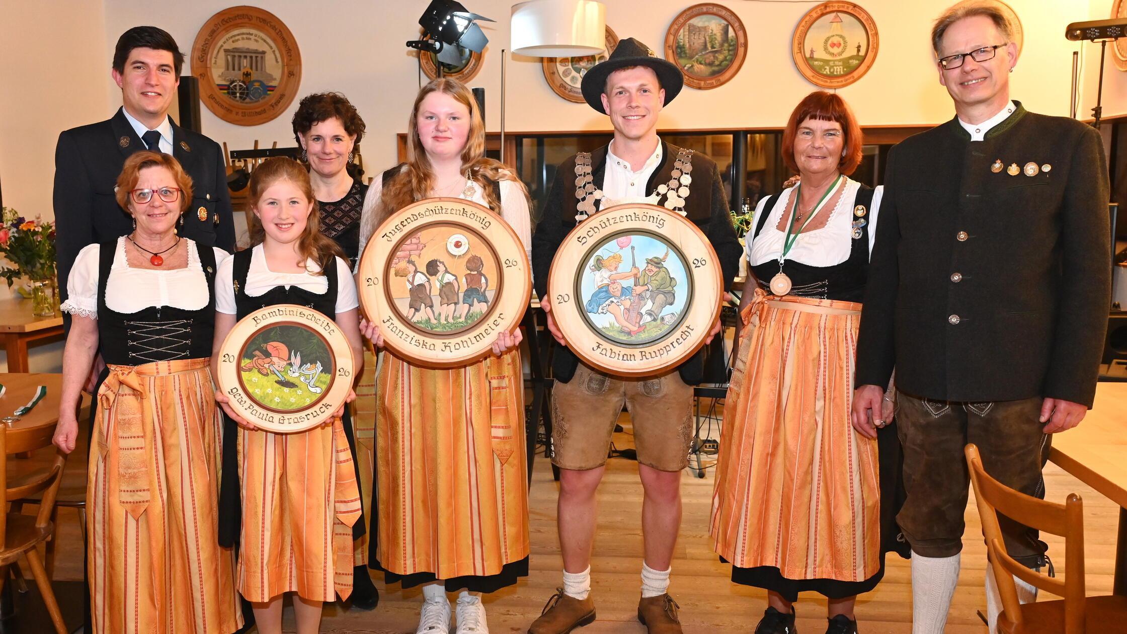Bild zeigt u.a. die neuen Schützenkönige und den S
