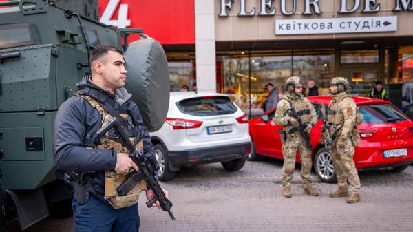 Polizeibeamte sichern den Ort, an dem ein Bewaffne