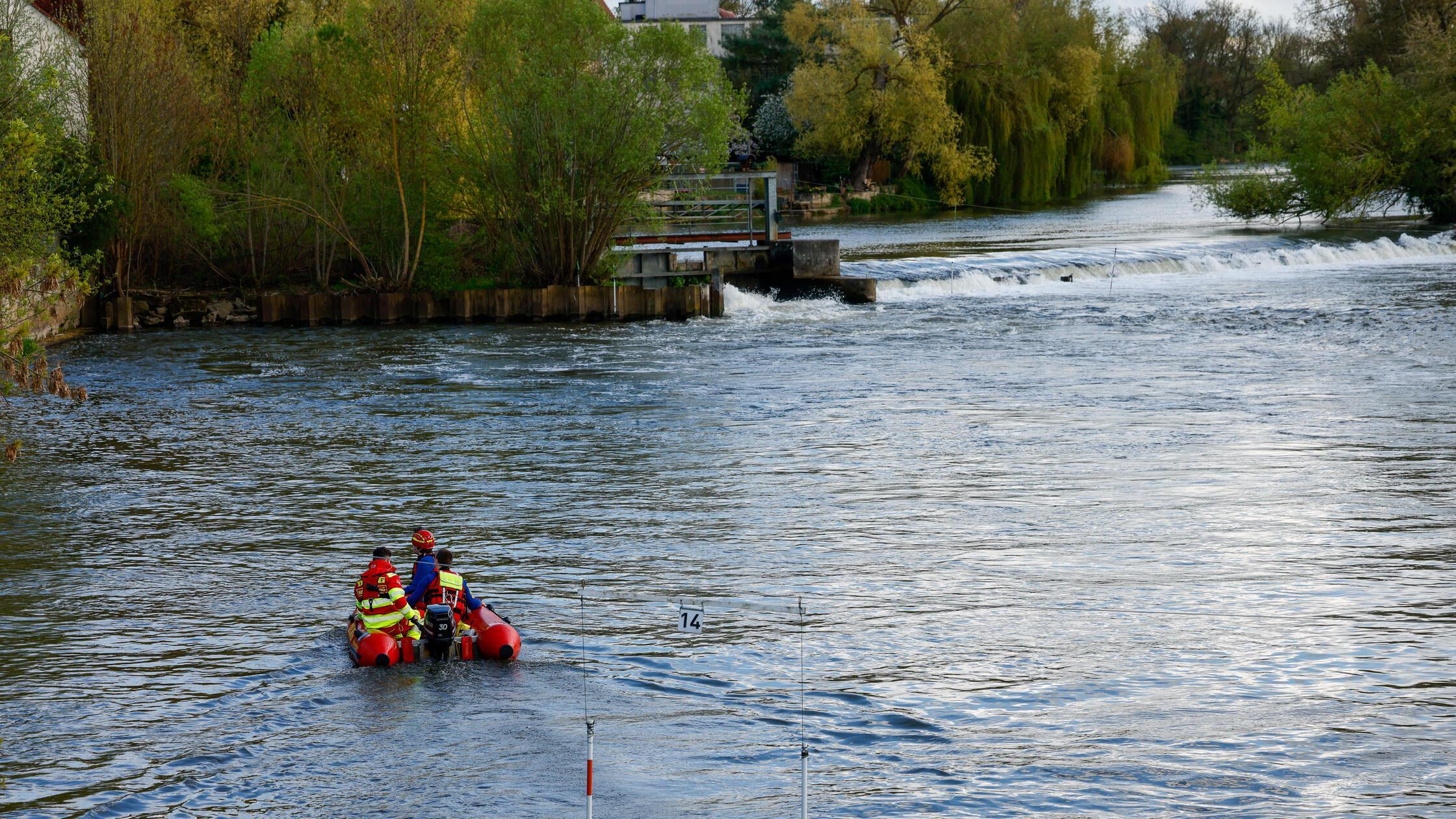 Erlangen, 19.04.2026, tha: Herrenloses Kanu löst G