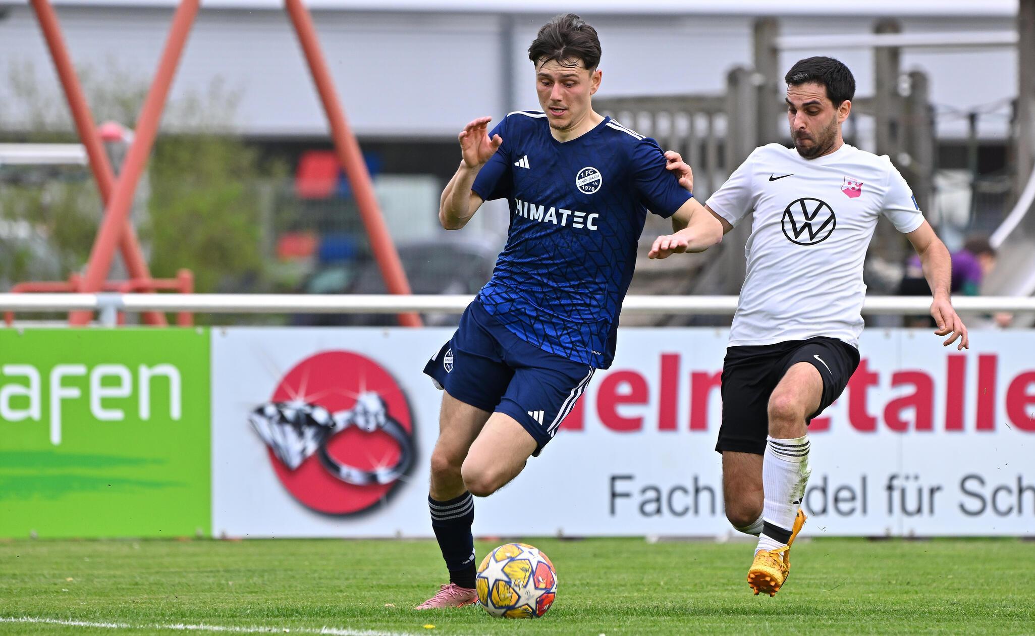 FC Sindlbach gegen FC Trautmannshofen: Daniel Schmaußer (21, FC Sindlbach ) Anton Kraus (10, FC Trautmannshofen, rechts )