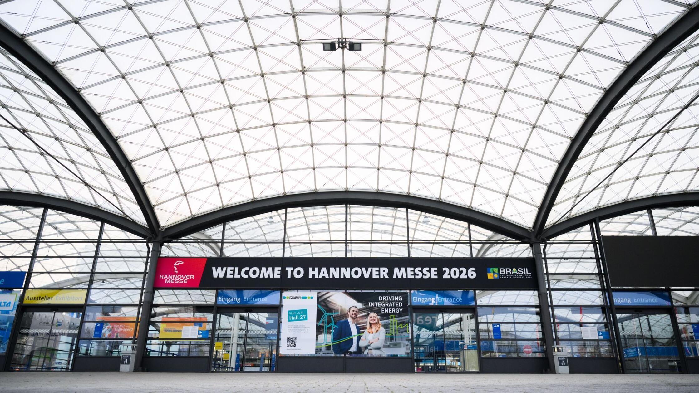 Schilder heißen Besucher auf der Hannover Messe 20