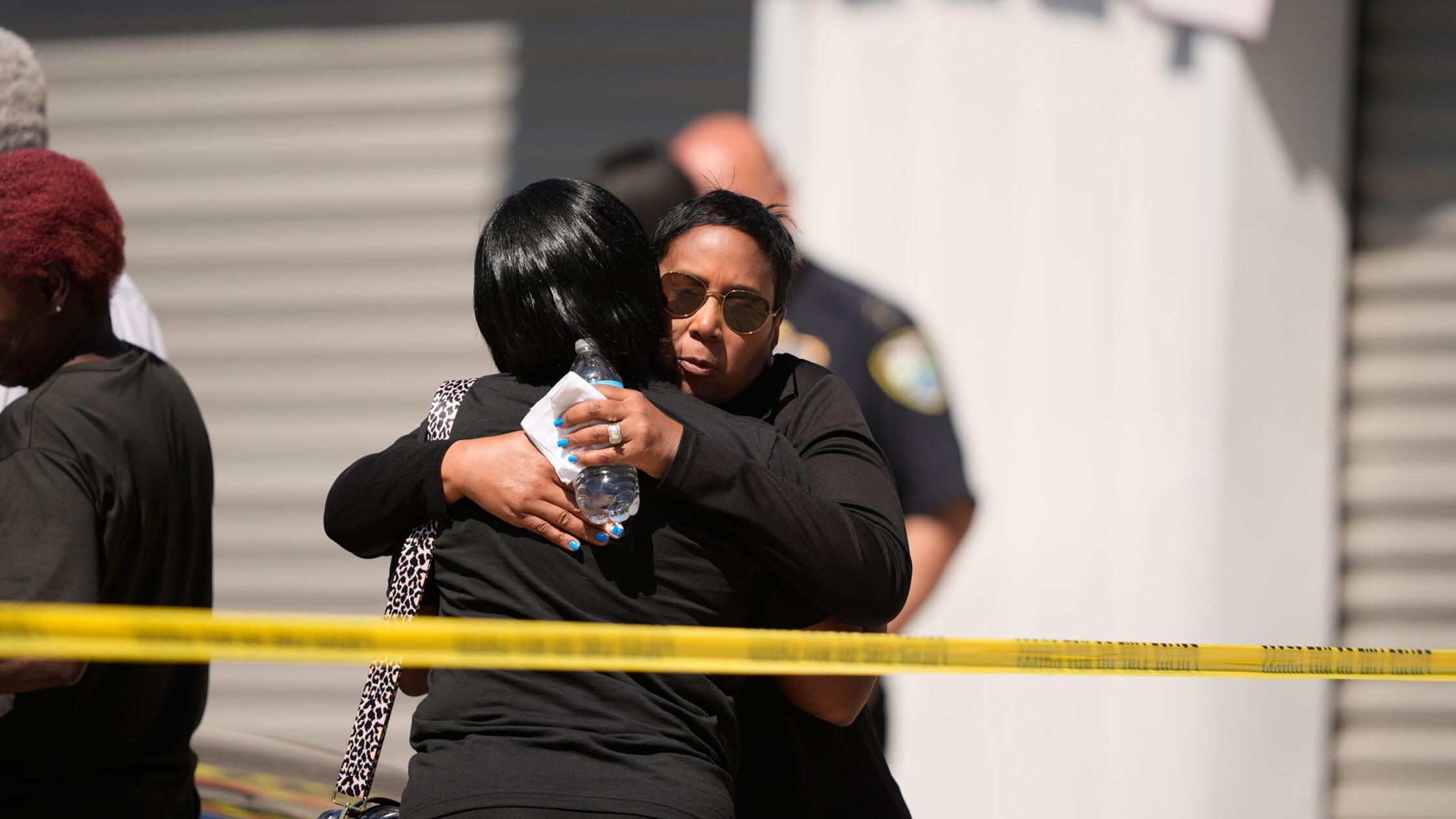 Stadträtin Tabatha Taylor (r) umarmt eine Frau in 