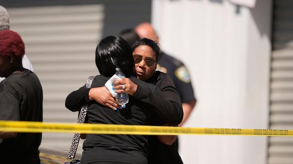 Stadträtin Tabatha Taylor (r) umarmt eine Frau in