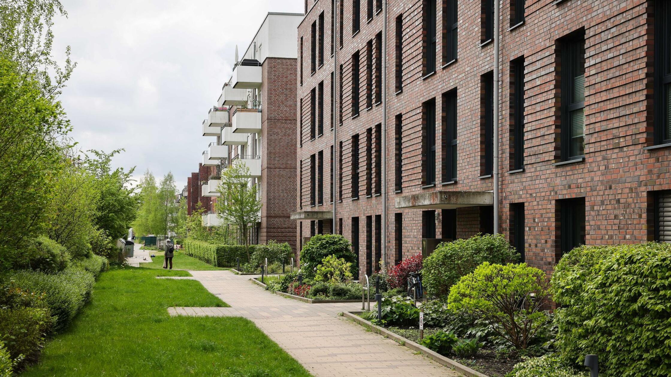 Blick auf die Fassadenreihe mit Gehweg zu den Eing