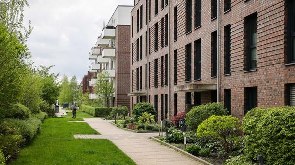 Blick auf die Fassadenreihe mit Gehweg zu den Eing