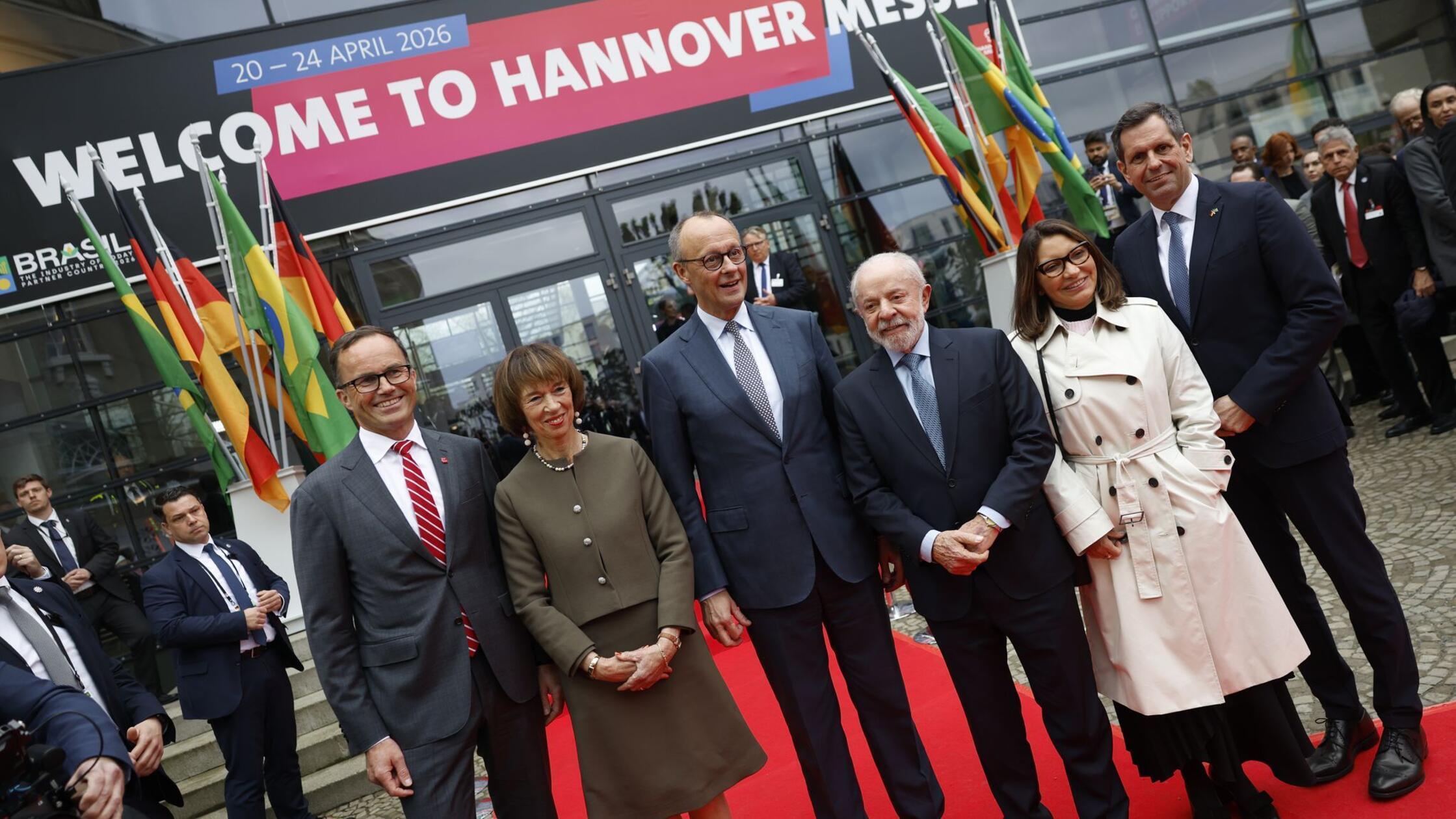 Bundeskanzler Friedrich Merz (M, CDU) kommt mit se