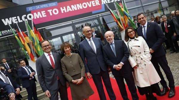 Bundeskanzler Friedrich Merz (M, CDU) kommt mit se