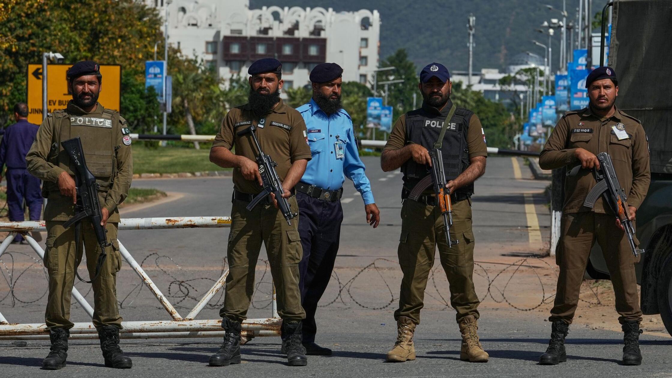 Polizisten stehen vor der zweiten Verhandlungsrund