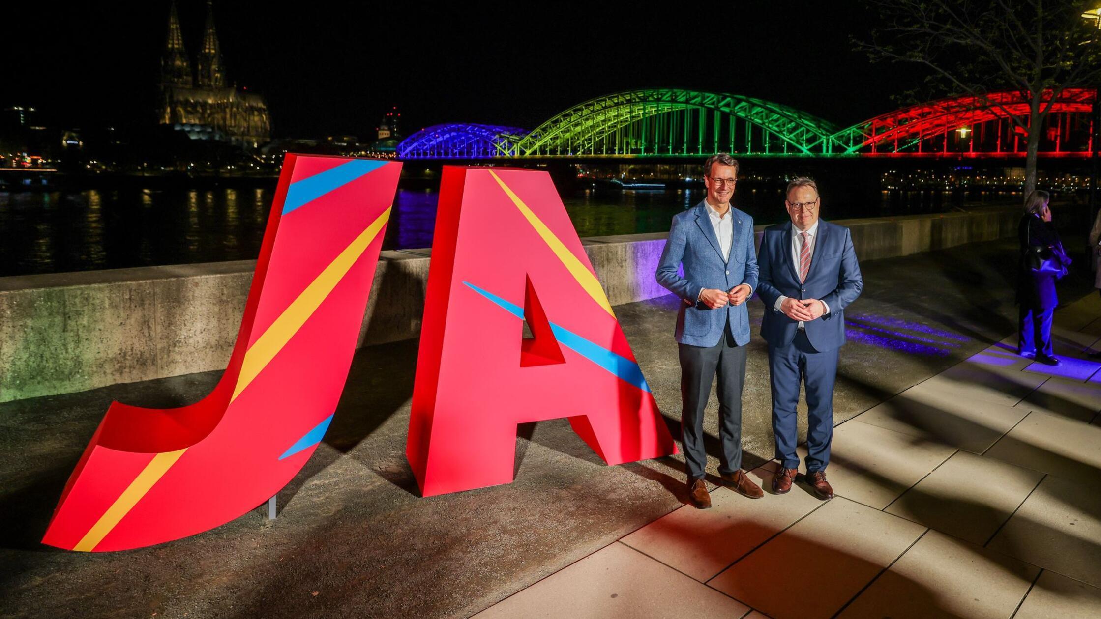 Hendrik Wüst (CDU, l-r), Ministerpräsident des Lan