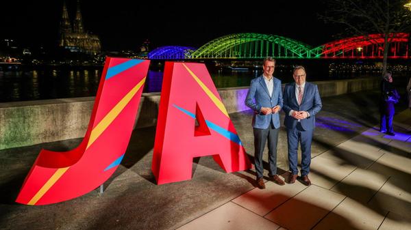 Hendrik Wüst (CDU, l-r), Ministerpräsident des Lan
