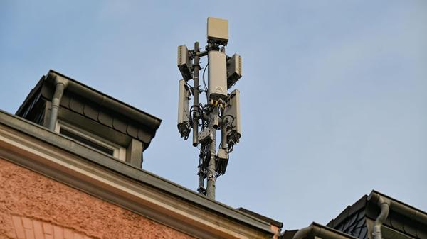 Ein Mobilfunkmast mit 4G/LTE-Antennen (länglich) u