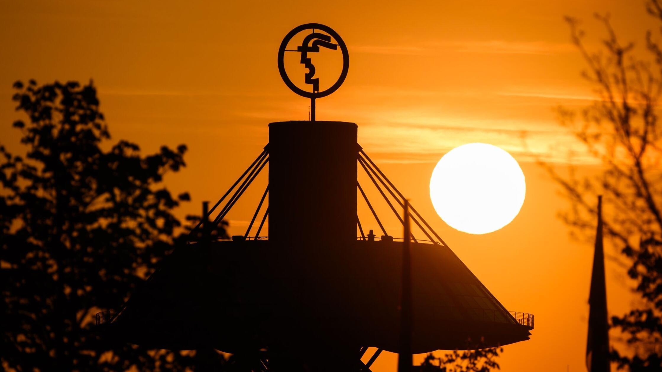 Die Sonne geht am Morgen über dem Messegelände auf