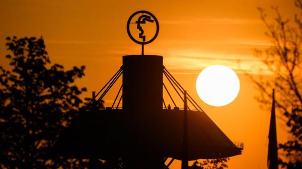 Die Sonne geht am Morgen über dem Messegelände auf
